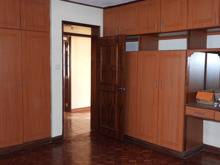 🏢 Prime Commercial Yard & Office Space in Syokimau – Now Leasing Looking for a secure, well-connected, and highly functional commercial space in Syokimau? Our newly available yard and office compound is tailored for businesses that value convenience, infrastructure, and location. Whether you're in logistics, construction, manufacturing, or distribution, this property provides the space, accessibility, and amenities to support your operations. Strategically positioned just 700 meters off Mombasa Road and 4 km from the Nairobi Expressway JKIA exit, this location ensures seamless access to Nairobi CBD, the airport, and major highways. With 24/7 security, high-perimeter walls, and a professional office block, you’ll enjoy peace of mind and professional functionality all in one address. Don't miss this opportunity to establish your business in one of Syokimau's most promising commercial zones.