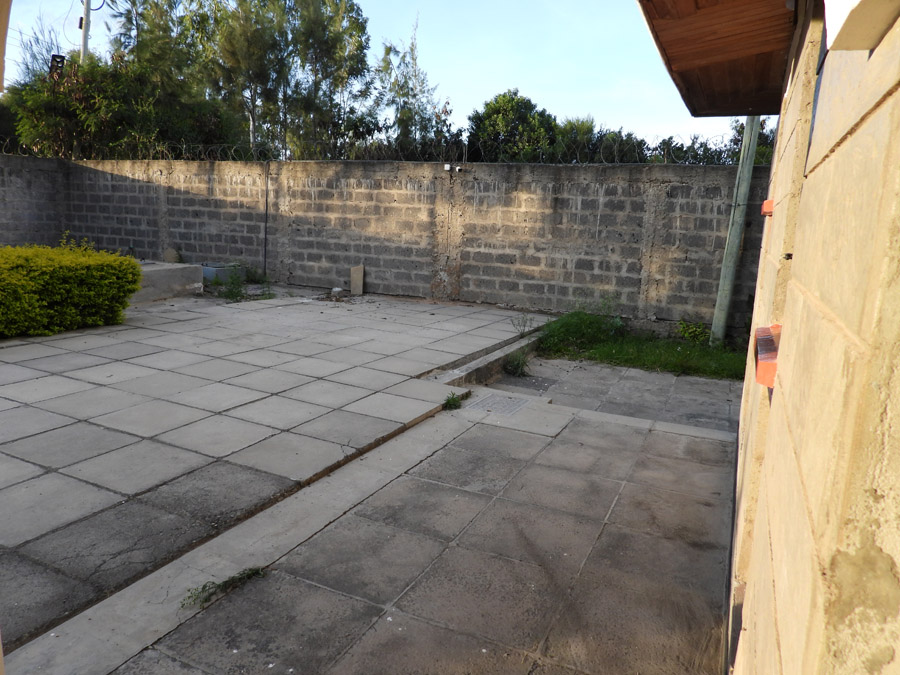 🏢 Prime Commercial Yard & Office Space in Syokimau – Now Leasing Looking for a secure, well-connected, and highly functional commercial space in Syokimau? Our newly available yard and office compound is tailored for businesses that value convenience, infrastructure, and location. Whether you're in logistics, construction, manufacturing, or distribution, this property provides the space, accessibility, and amenities to support your operations. Strategically positioned just 700 meters off Mombasa Road and 4 km from the Nairobi Expressway JKIA exit, this location ensures seamless access to Nairobi CBD, the airport, and major highways. With 24/7 security, high-perimeter walls, and a professional office block, you’ll enjoy peace of mind and professional functionality all in one address. Don't miss this opportunity to establish your business in one of Syokimau's most promising commercial zones.