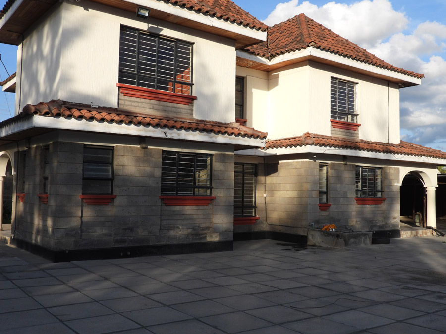 🏢 Prime Commercial Yard & Office Space in Syokimau – Now Leasing Looking for a secure, well-connected, and highly functional commercial space in Syokimau? Our newly available yard and office compound is tailored for businesses that value convenience, infrastructure, and location. Whether you're in logistics, construction, manufacturing, or distribution, this property provides the space, accessibility, and amenities to support your operations. Strategically positioned just 700 meters off Mombasa Road and 4 km from the Nairobi Expressway JKIA exit, this location ensures seamless access to Nairobi CBD, the airport, and major highways. With 24/7 security, high-perimeter walls, and a professional office block, you’ll enjoy peace of mind and professional functionality all in one address. Don't miss this opportunity to establish your business in one of Syokimau's most promising commercial zones.