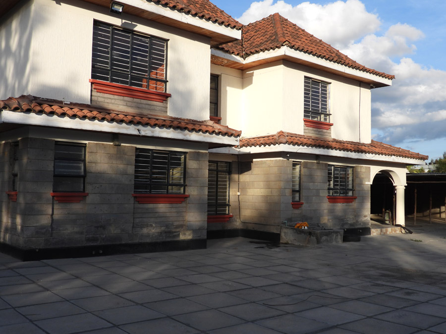 🏢 Prime Commercial Yard & Office Space in Syokimau – Now Leasing Looking for a secure, well-connected, and highly functional commercial space in Syokimau? Our newly available yard and office compound is tailored for businesses that value convenience, infrastructure, and location. Whether you're in logistics, construction, manufacturing, or distribution, this property provides the space, accessibility, and amenities to support your operations. Strategically positioned just 700 meters off Mombasa Road and 4 km from the Nairobi Expressway JKIA exit, this location ensures seamless access to Nairobi CBD, the airport, and major highways. With 24/7 security, high-perimeter walls, and a professional office block, you’ll enjoy peace of mind and professional functionality all in one address. Don't miss this opportunity to establish your business in one of Syokimau's most promising commercial zones.