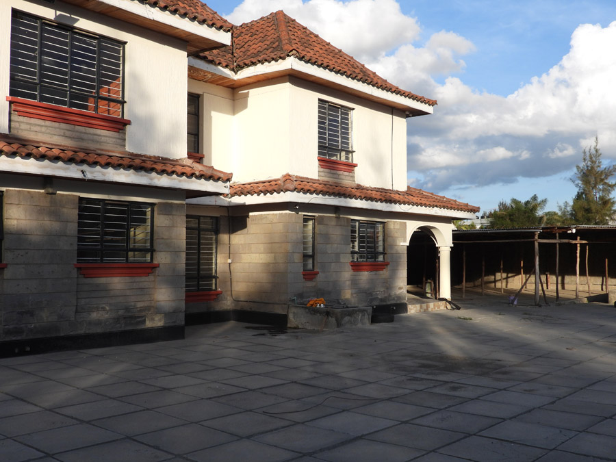 🏢 Prime Commercial Yard & Office Space in Syokimau – Now Leasing Looking for a secure, well-connected, and highly functional commercial space in Syokimau? Our newly available yard and office compound is tailored for businesses that value convenience, infrastructure, and location. Whether you're in logistics, construction, manufacturing, or distribution, this property provides the space, accessibility, and amenities to support your operations. Strategically positioned just 700 meters off Mombasa Road and 4 km from the Nairobi Expressway JKIA exit, this location ensures seamless access to Nairobi CBD, the airport, and major highways. With 24/7 security, high-perimeter walls, and a professional office block, you’ll enjoy peace of mind and professional functionality all in one address. Don't miss this opportunity to establish your business in one of Syokimau's most promising commercial zones.