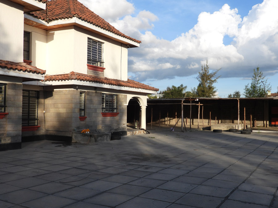 🏢 Prime Commercial Yard & Office Space in Syokimau – Now Leasing Looking for a secure, well-connected, and highly functional commercial space in Syokimau? Our newly available yard and office compound is tailored for businesses that value convenience, infrastructure, and location. Whether you're in logistics, construction, manufacturing, or distribution, this property provides the space, accessibility, and amenities to support your operations. Strategically positioned just 700 meters off Mombasa Road and 4 km from the Nairobi Expressway JKIA exit, this location ensures seamless access to Nairobi CBD, the airport, and major highways. With 24/7 security, high-perimeter walls, and a professional office block, you’ll enjoy peace of mind and professional functionality all in one address. Don't miss this opportunity to establish your business in one of Syokimau's most promising commercial zones.