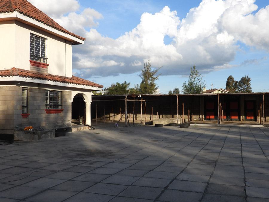 🏢 Prime Commercial Yard & Office Space in Syokimau – Now Leasing Looking for a secure, well-connected, and highly functional commercial space in Syokimau? Our newly available yard and office compound is tailored for businesses that value convenience, infrastructure, and location. Whether you're in logistics, construction, manufacturing, or distribution, this property provides the space, accessibility, and amenities to support your operations. Strategically positioned just 700 meters off Mombasa Road and 4 km from the Nairobi Expressway JKIA exit, this location ensures seamless access to Nairobi CBD, the airport, and major highways. With 24/7 security, high-perimeter walls, and a professional office block, you’ll enjoy peace of mind and professional functionality all in one address. Don't miss this opportunity to establish your business in one of Syokimau's most promising commercial zones.