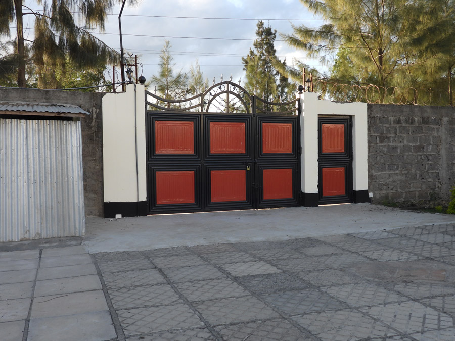 🏢 Prime Commercial Yard & Office Space in Syokimau – Now Leasing Looking for a secure, well-connected, and highly functional commercial space in Syokimau? Our newly available yard and office compound is tailored for businesses that value convenience, infrastructure, and location. Whether you're in logistics, construction, manufacturing, or distribution, this property provides the space, accessibility, and amenities to support your operations. Strategically positioned just 700 meters off Mombasa Road and 4 km from the Nairobi Expressway JKIA exit, this location ensures seamless access to Nairobi CBD, the airport, and major highways. With 24/7 security, high-perimeter walls, and a professional office block, you’ll enjoy peace of mind and professional functionality all in one address. Don't miss this opportunity to establish your business in one of Syokimau's most promising commercial zones.