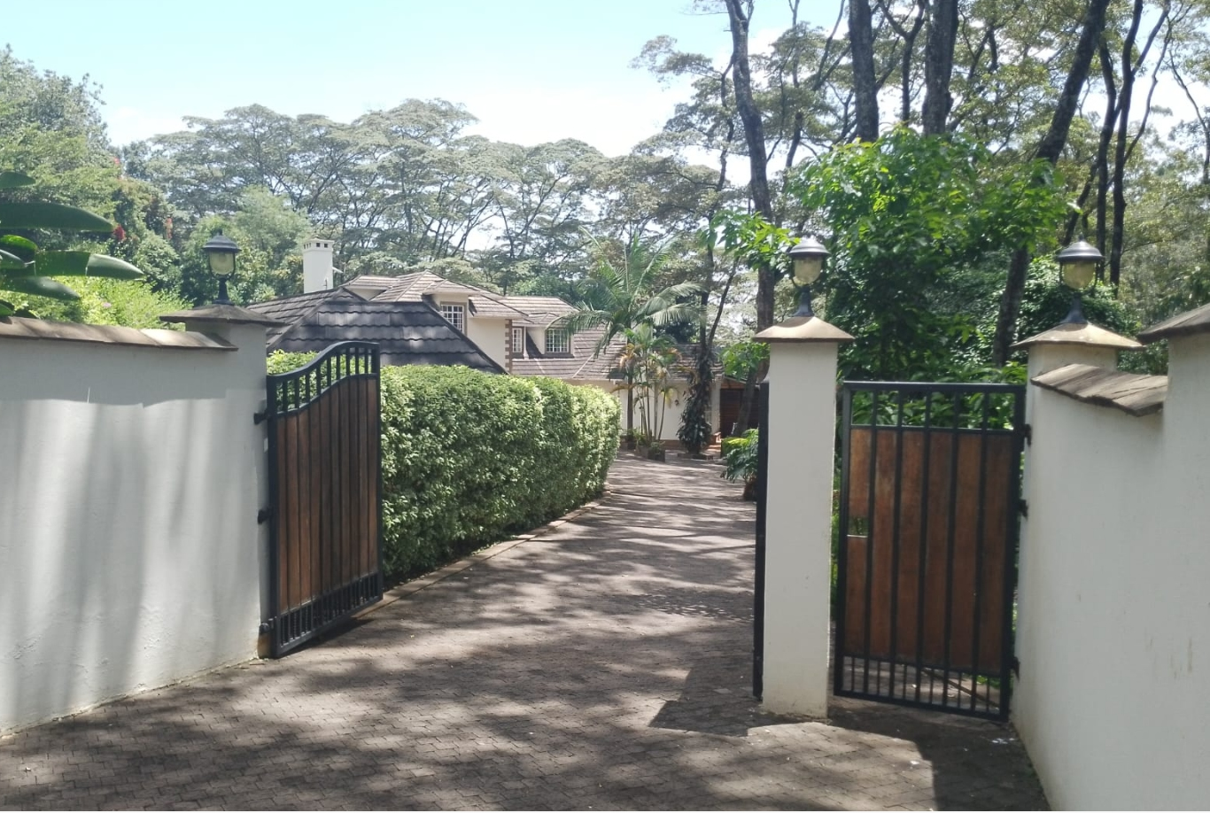 The Benchmark of Luxury Living in Nairobi When it comes to Nairobi’s luxury real estate market, few neighborhoods command as much prestige as Kitisuru. This highly sought-after area, particularly along the iconic Peponi Road, is synonymous with elegance, privacy, and exclusivity. It is here, in a private enclave of just four residences, that this magnificent 4-bedroom luxurious home for sale in Kitisuru sits. Set on a sprawling 1.75 acres of lush, landscaped gardens and boasting a built-up area of 650 sqm, this residence is more than just a house—it is a statement of taste and sophistication. Asking Ksh. 400 million, it is designed for discerning buyers who demand comfort, security, and architectural excellence.
