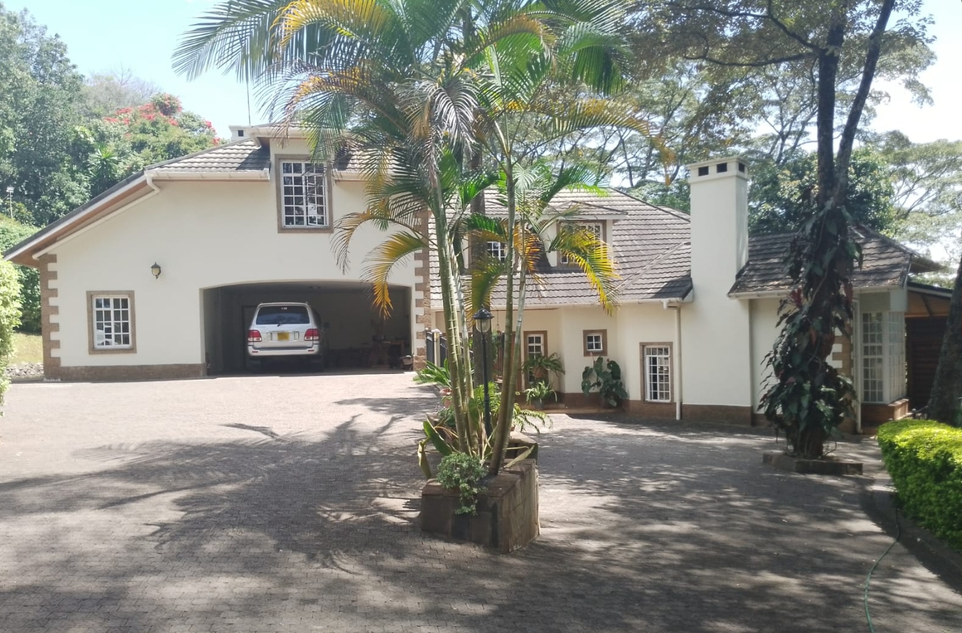 The Benchmark of Luxury Living in Nairobi When it comes to Nairobi’s luxury real estate market, few neighborhoods command as much prestige as Kitisuru. This highly sought-after area, particularly along the iconic Peponi Road, is synonymous with elegance, privacy, and exclusivity. It is here, in a private enclave of just four residences, that this magnificent 4-bedroom luxurious home for sale in Kitisuru sits. Set on a sprawling 1.75 acres of lush, landscaped gardens and boasting a built-up area of 650 sqm, this residence is more than just a house—it is a statement of taste and sophistication. Asking Ksh. 400 million, it is designed for discerning buyers who demand comfort, security, and architectural excellence.